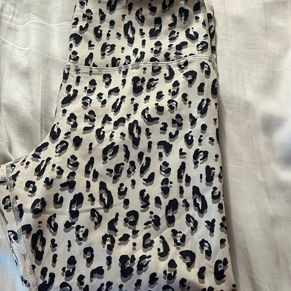 Large Leopard Old Navy crop leggings